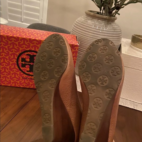 Tory Burch”Sally-2"Wedge Peep Toe Pump - Picture 2 of 4